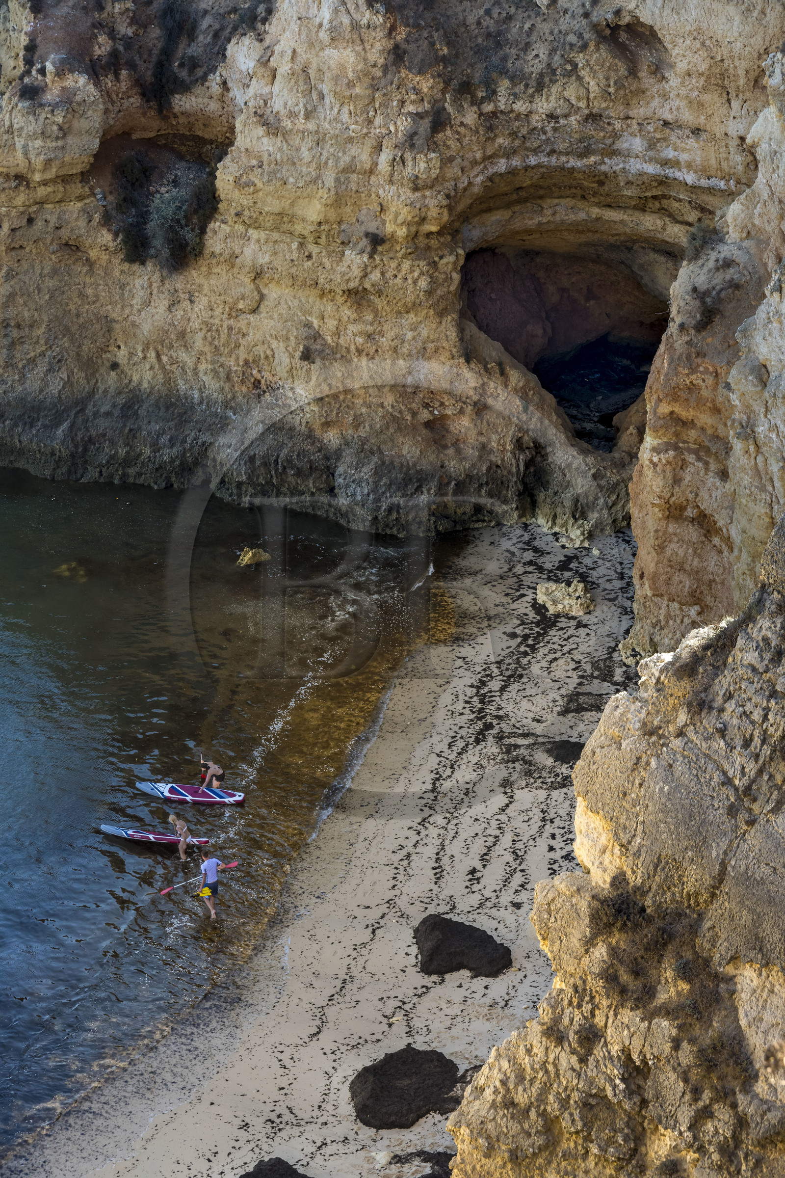 Portugal, Algarve, Lagos, stand up paddle tour at the foot of the steep cliffs of Ponta da Piedade