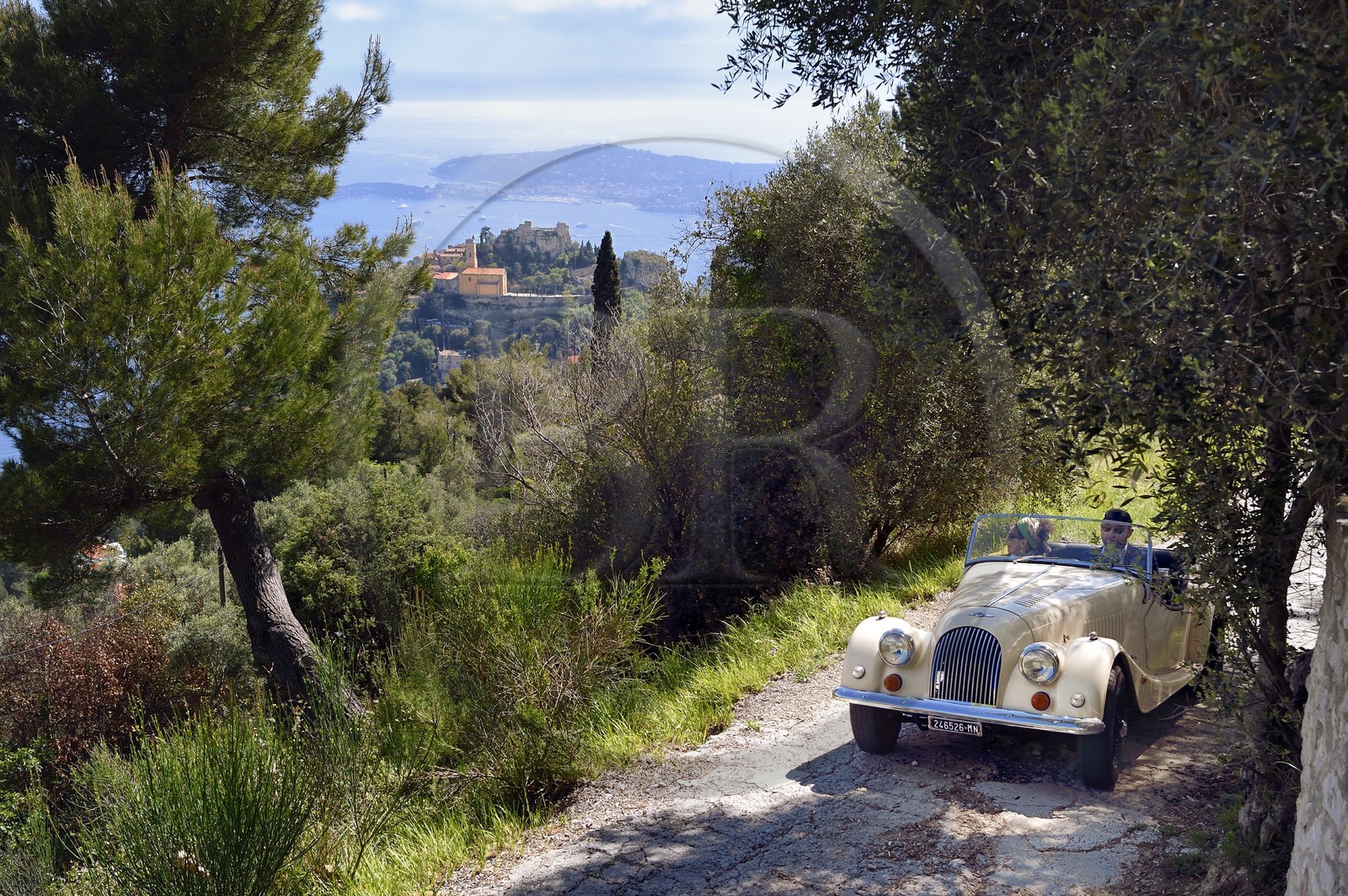 France, Alpes Maritimes (06), découverte de la côte dans une voiture vintage Morgan Roadster 4 4, ici sur une route surplombant le village perché d'Eze, Saint-Jean-Cap-Ferrat en arrière plan