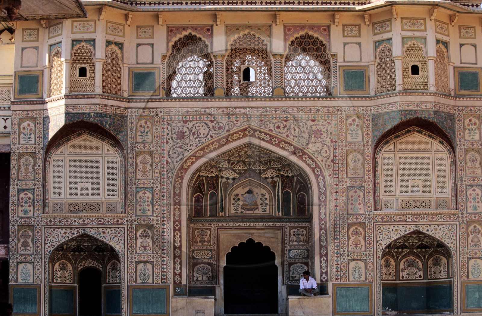 Inde, état du Rajasthan, région de Jaipur, Amber Palace, Ganesh Pol peinte de mille fleurs aux tons pastel