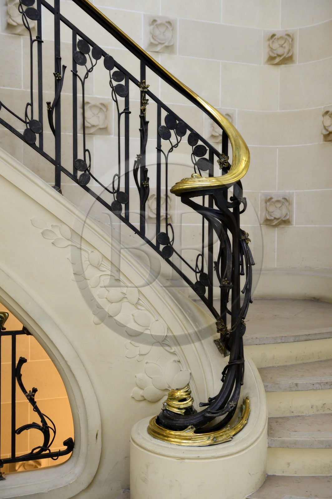 France, Meurthe-et-Moselle (54), Nancy, rue Saint-Jean, ancienne banque Renauld et actuelle BNP Paribas de style Art Nouveau, ferronneries monnaie du pape de l'escalier signées Louis Majorelle