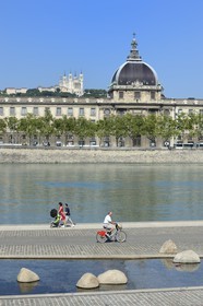 France, Rhône (69), Lyon, les berges du Rhône, le quai Victor Augagneur en premier plan, l'hôpital de l'Hôtel Dieu et la Basilique Notre Dame de Fourvière, site historique classé Patrimoine Mondial de l'UNESCO, en arrière plan
