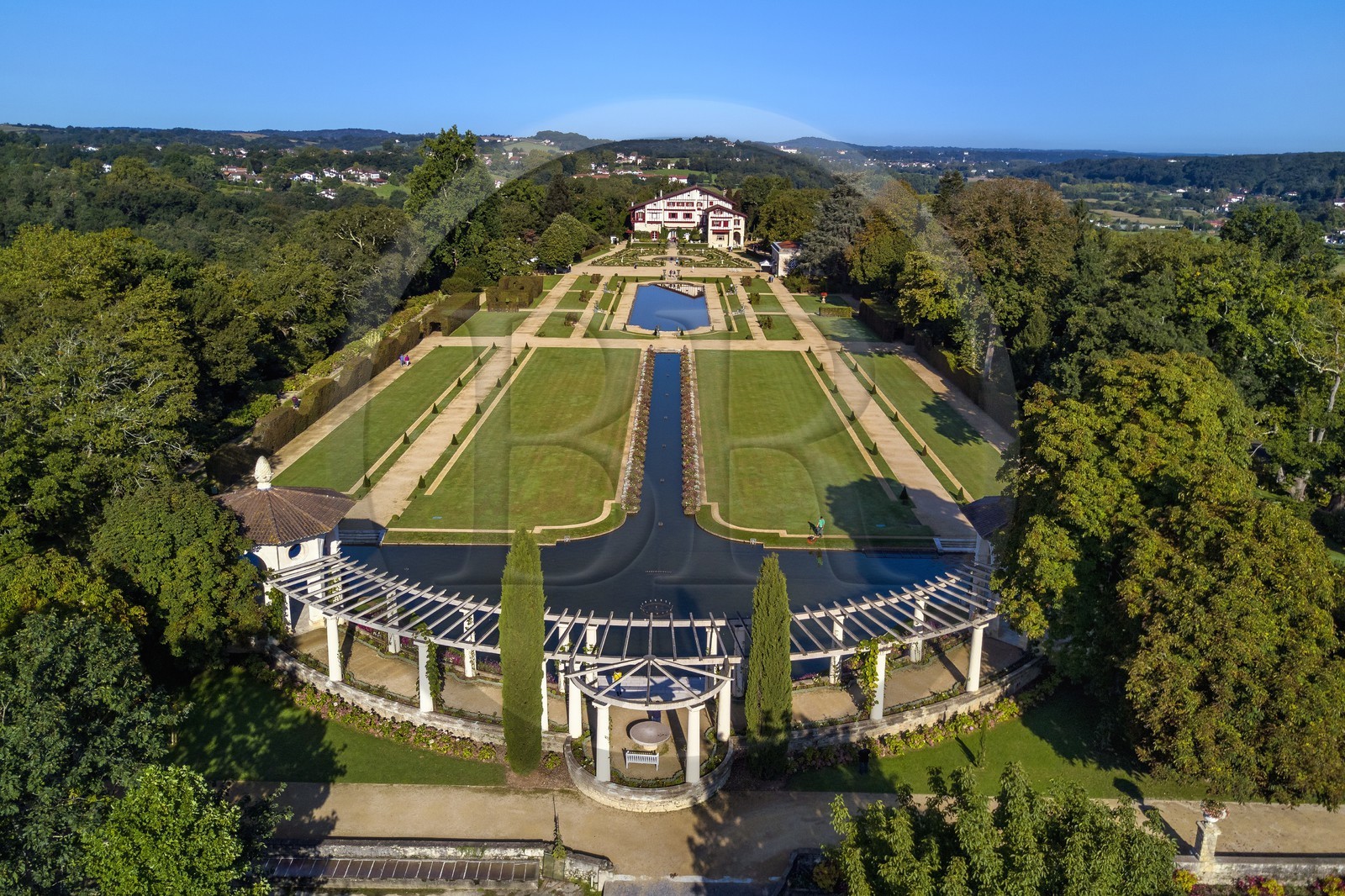 France, Pyrénées-Atlantiques (64), Pays-Basque, Cambo-les-Bains, la Villa Arnaga et  son jardin à la française, musée et maison d'Edmond Rostand (vue aérienne)