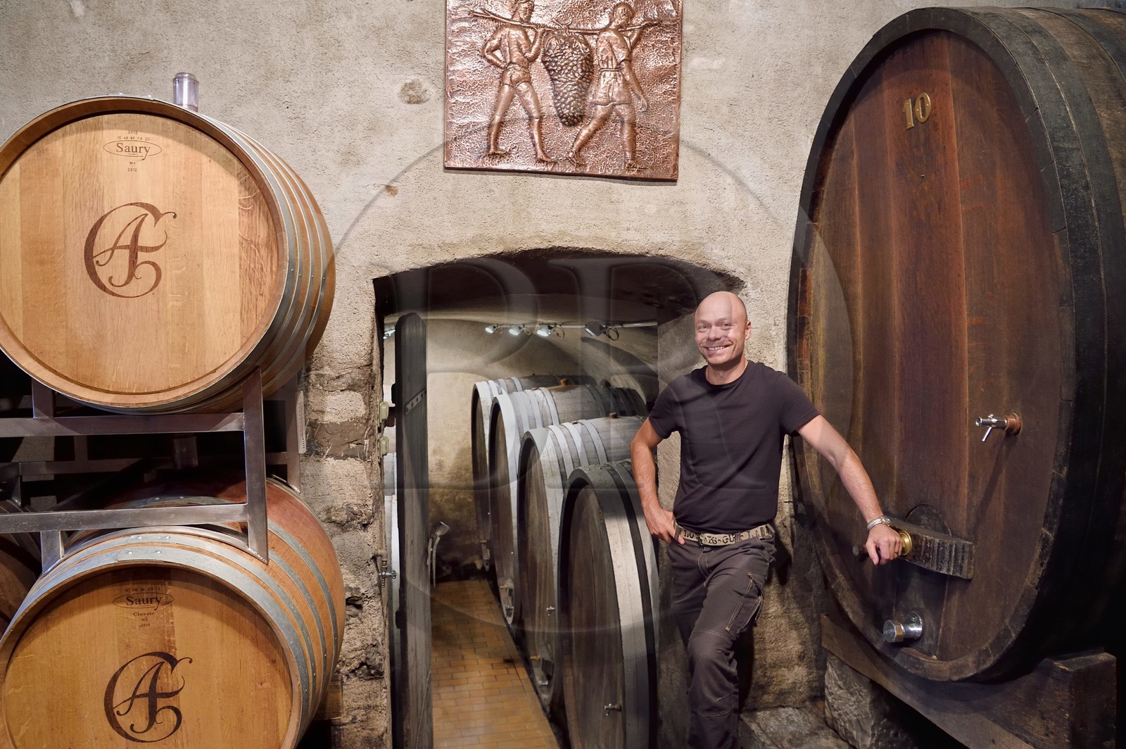 Suisse, Canton de Vaud, Aigle, Marc Emery dans la cave des Grands Vins d'Aigle Alain Emery