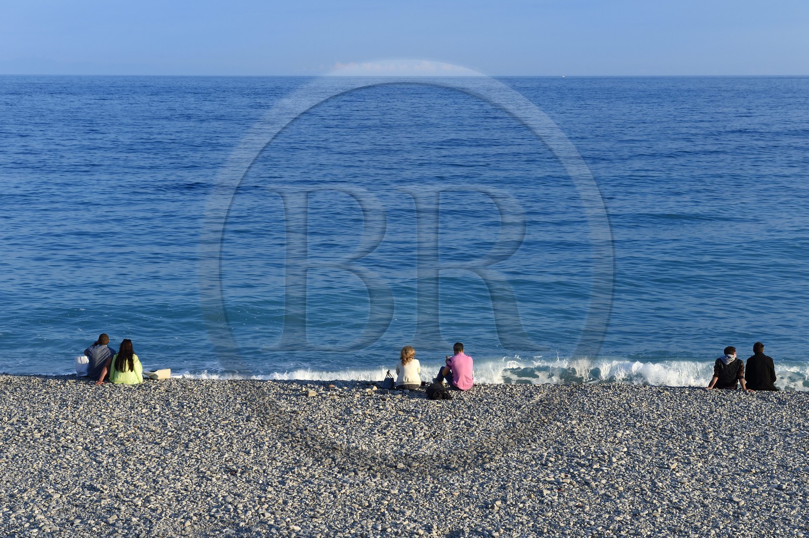 France, Alpes-Maritimes, Nice, Promenade des Anglais, couples on the beach