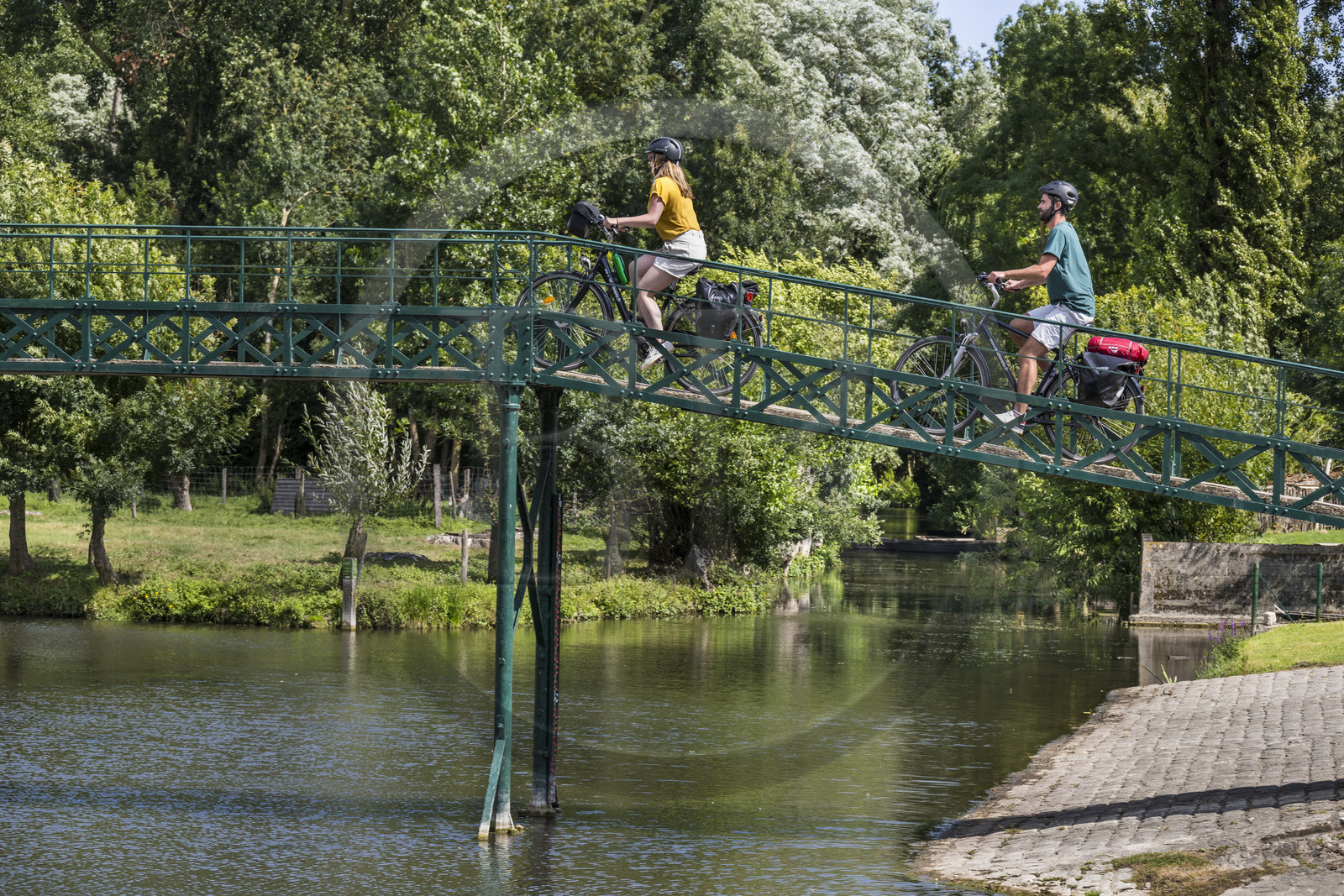 France, Deux-Sèvres (79), le Marais Poitevin, la Venise Verte, Le Vanneau-Irleau, randonnée à bicyclette le long des canaux et passage d'une passerelle