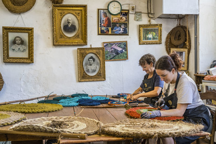France, Drôme (26), Drôme provençale, Nyons, La Scourtinerie, dernière manufacture de scourtins de Provence, filtres traditionnels utilisés dans la fabrication de l'huile d'olive mais conçus aussi aujourd'hui comme objets de décoration en fibre de coco, finitions de scourtins à la main par Sophie Villeneuve-Fert et sa mère Frédérique