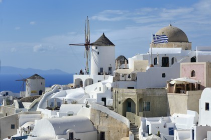 Grèce, Les Cyclades, mer Égée, île de Santorin (Thira ou Théra), moulin à la pointe nord ouest du village de Oia
