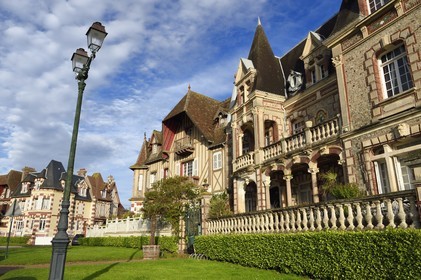 France, Calvados (14), Pays d'Auge, la côte Fleurie, Cabourg, villa à l'architecture balnéaire sur la place du Jardin du Casino