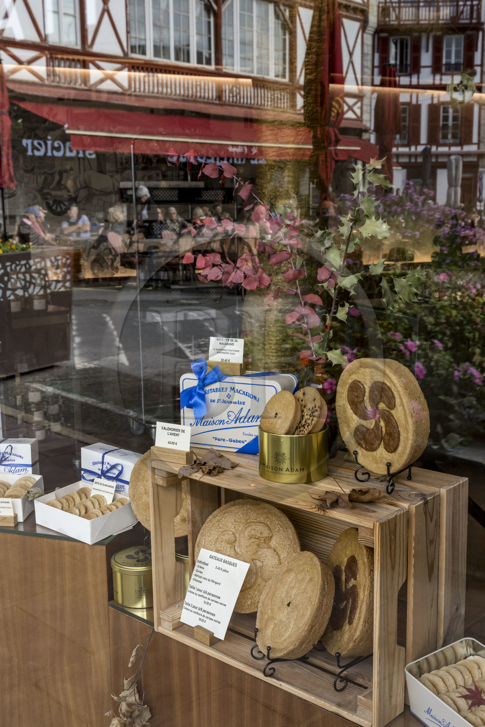 France, Pyrénées-Atlantiques (64), Pays-Basque, Saint-Jean-de-Luz, place Louis XIV, vitrine de la Maison Adam, spécialités de macarons et de gâteaux basque