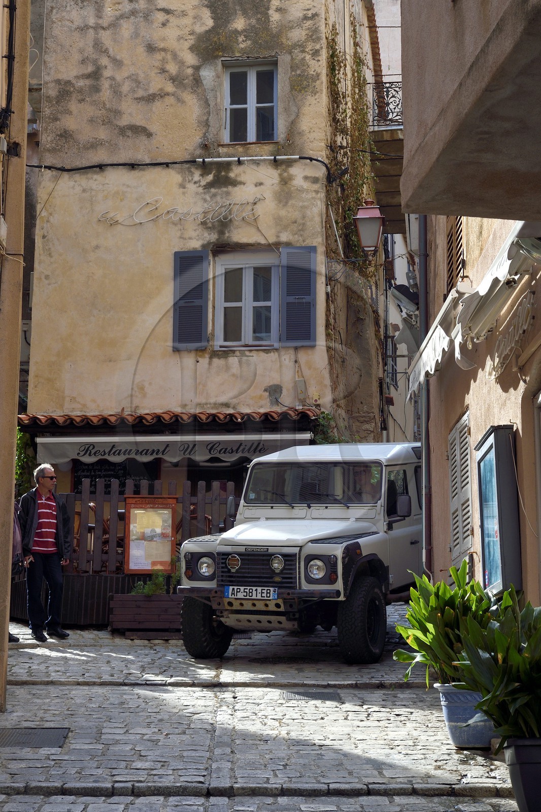 France, Corse-du-Sud (2A), Bonifacio, Ville Haute, l'étroite rue Simon Varsi
