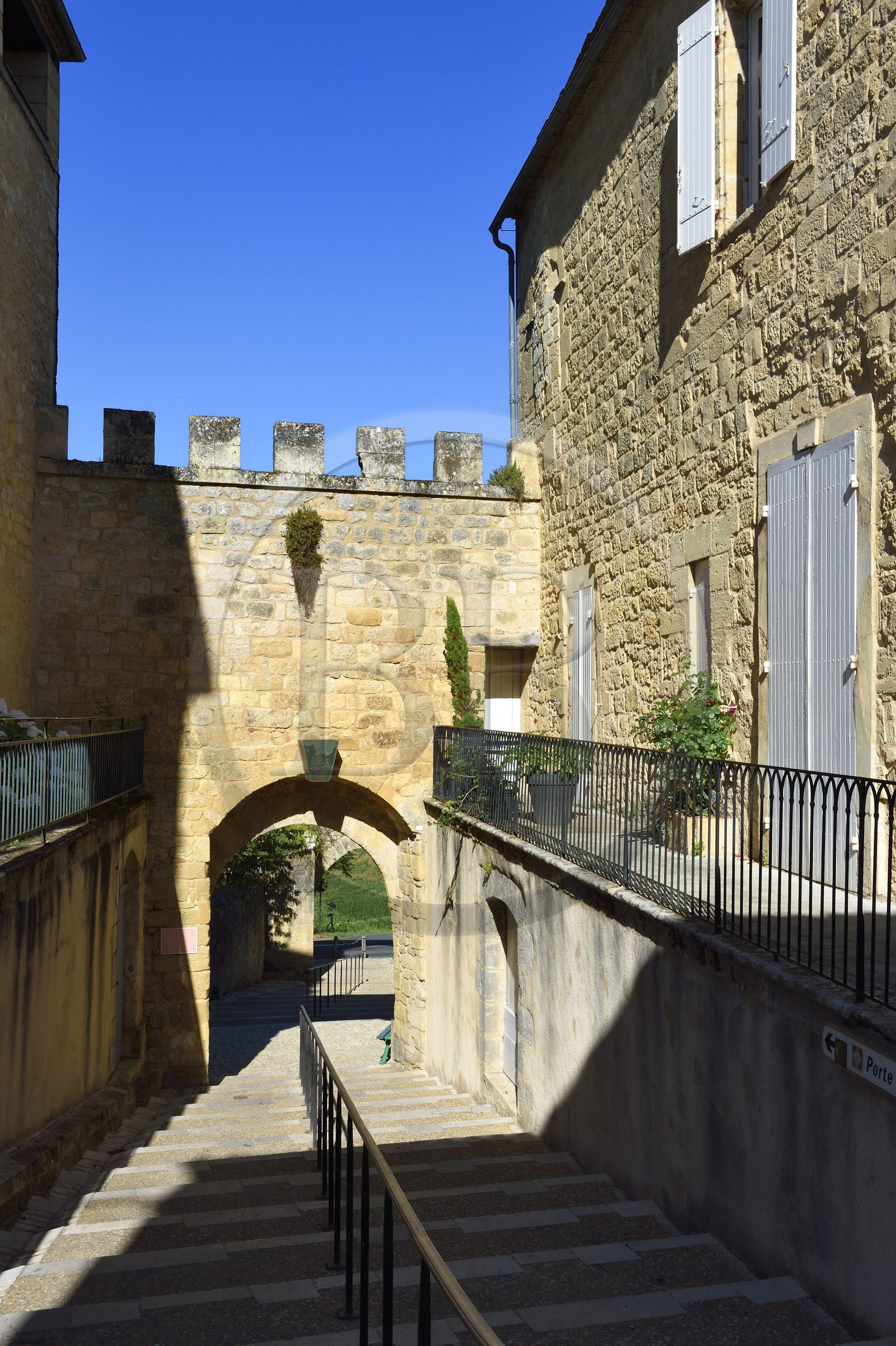 France, Dordogne (24), Périgord Pourpre, Beaumont-du-Périgord, la porte de Luzier (de Lusies) donne accès au coeur du village fortifié