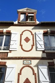 France, Calvados (14), Pays d'Auge, la côte Fleurie, Cabourg, villa à l'architecture balnéaire dans la rue principale avenue de la Mer