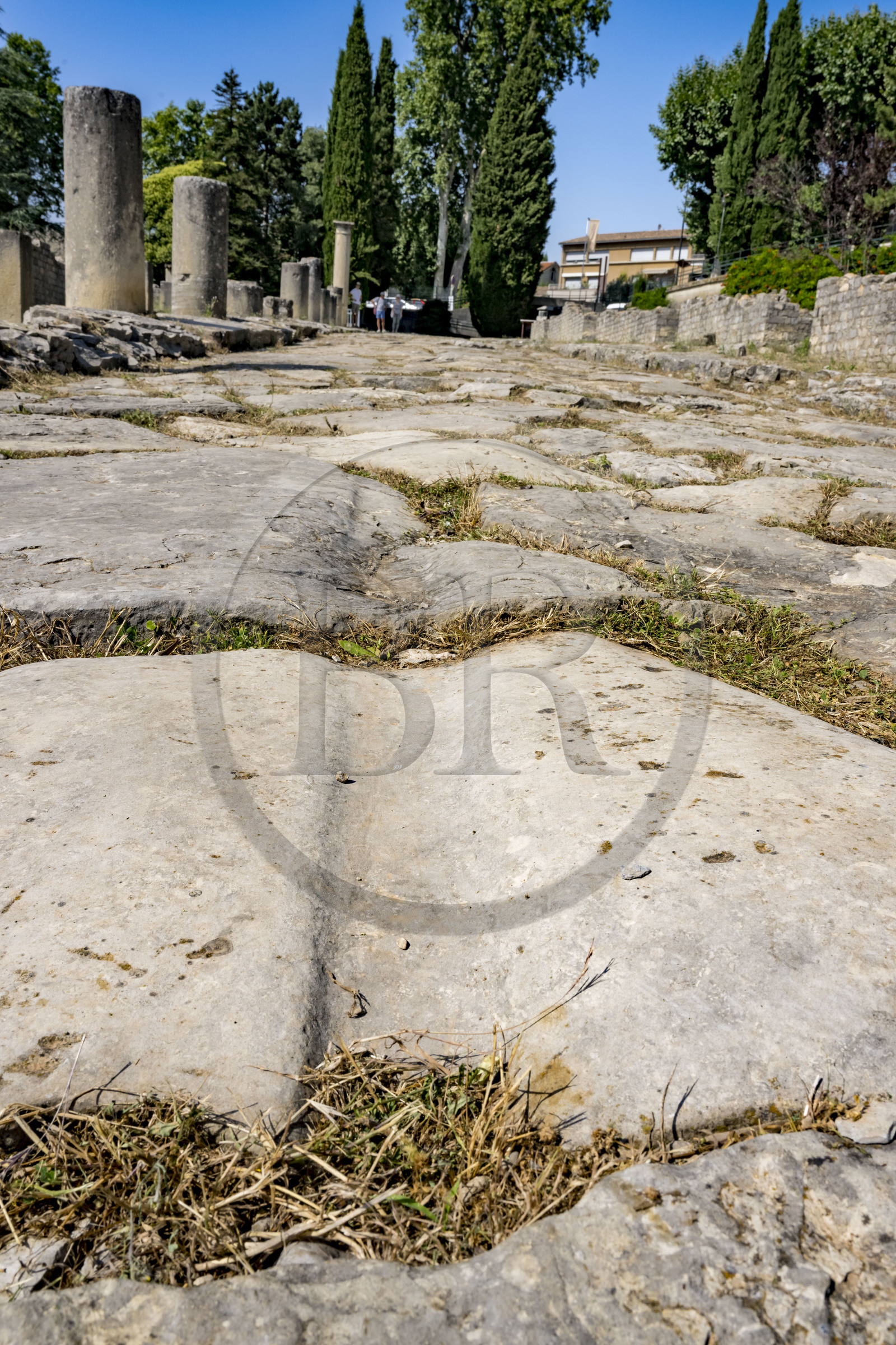France, Vaucluse (84), Vaison-la-Romaine, site archéologique de la Villasse, traces de chariots sur les dalles de la rue des boutiques