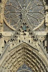 France, Marne (51), Reims, la cathédrale Notre-Dame de Reims, classée Patrimoine Mondial de l'UNESCO, rosace de la facade occidentale et Couronnement de la Vierge sur le gâble
