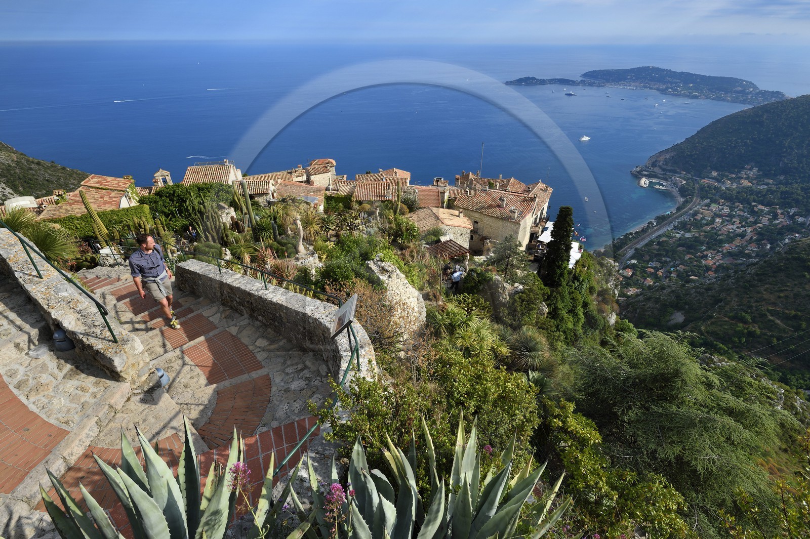 France, Alpes-Maritimes (06), le village perché d'Eze et son Jardin Exotique, Saint-Jean-Cap-Ferrat en arrière plan