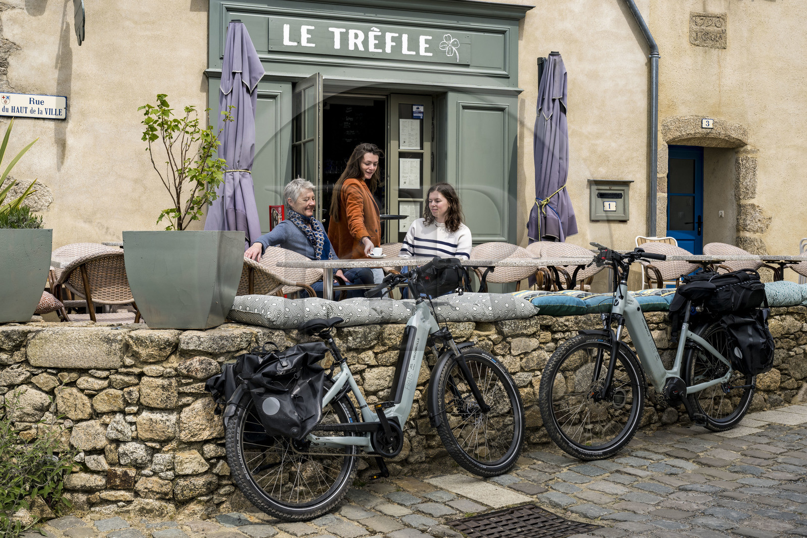 France, Vendée (85), Mallièvre, la terrasse du café Le Trèfle rue du Haut de la ville fait un magnifique stop pour les cyclistes sur la véloroute Vendée Vélo Tour