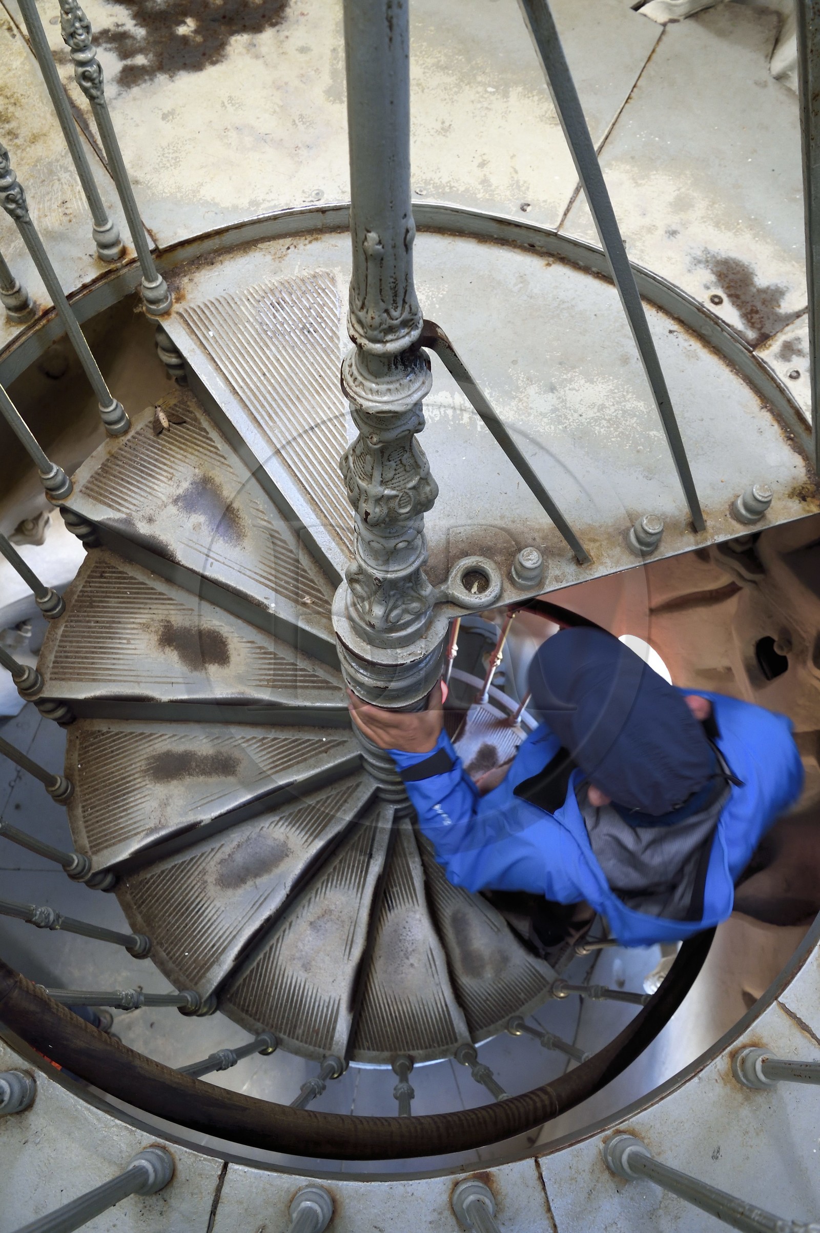 France, Haute-Loire (43), Le Puy-en-Velay, étape classée Patrimoine Mondial de l'UNESCO dans le cadre des chemins de Compostelle, escalier intérieur de la statue de Notre-Dame de France (de 1860) au sommet du Rocher Corneille