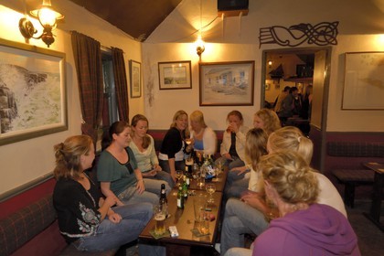 Irlande, Comté de Galway, Aran Islands, Inishmaan, soirée d'étudiantes en gaelic à l'unique pub de l'ile