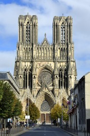 France, Marne (51), Reims, la cathédrale Notre-Dame de Reims, classée Patrimoine Mondial de l'UNESCO, la facade occidentale et le parvis