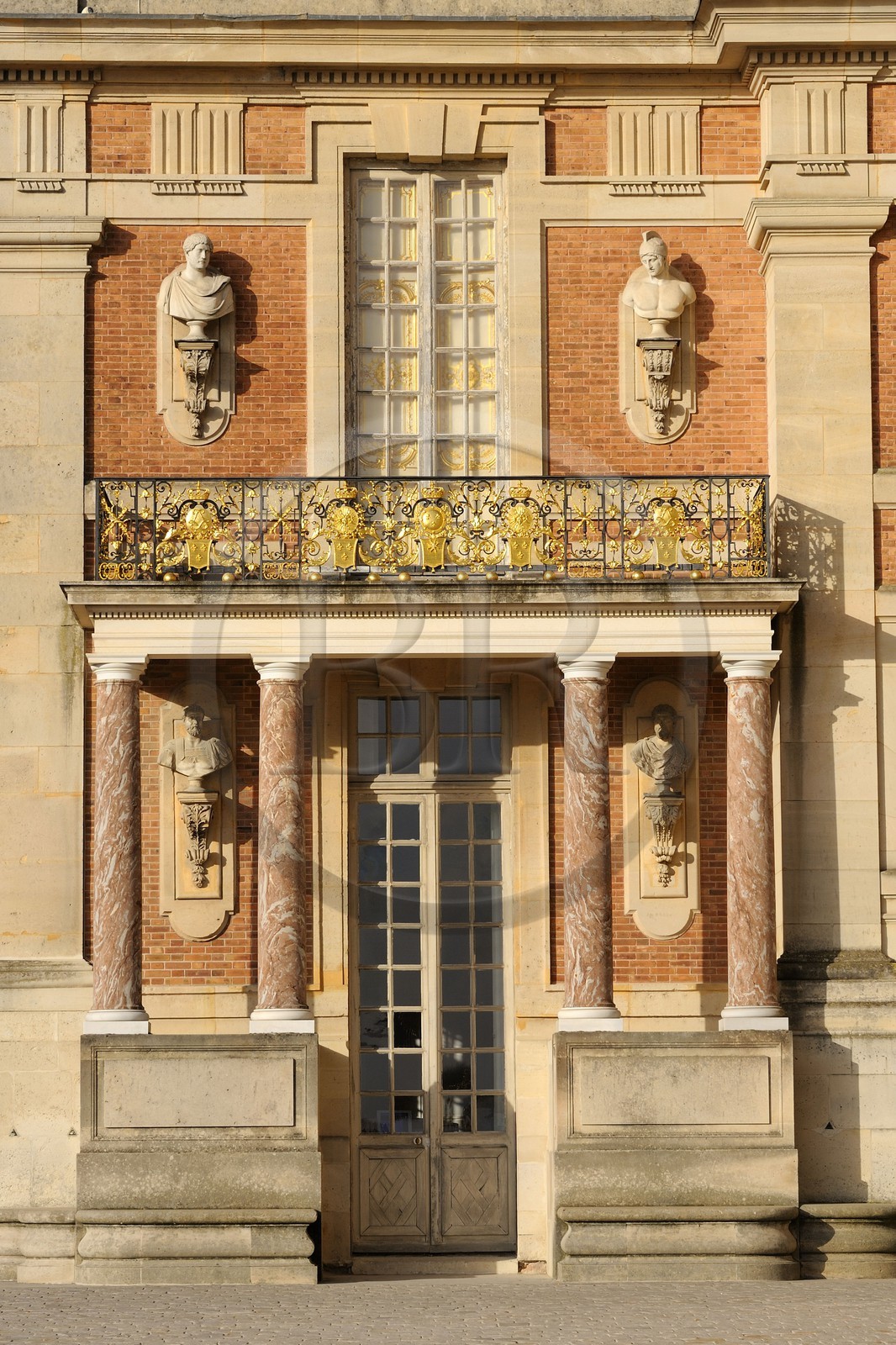 France, Yvelines (78), château de Versailles, classé Patrimoine Mondial de l'UNESCO, façade de la Cour Royale