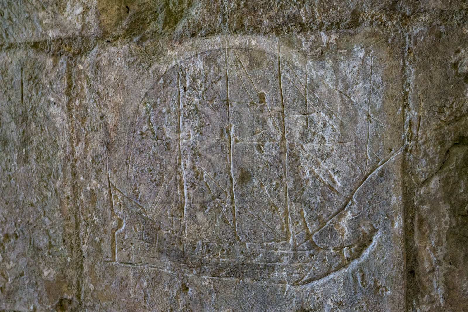 France, Charente-Maritime (17), Saintonge, Marennes-Hiers-Brouage, citadelle de Brouage, labellisé Les Plus Beaux Villages de France, graffitis de navires du XVIIème siècle, liés au commerce du sel, sous la porte Royale et gravés par les soldats qui les observaient sur les quais maritimes