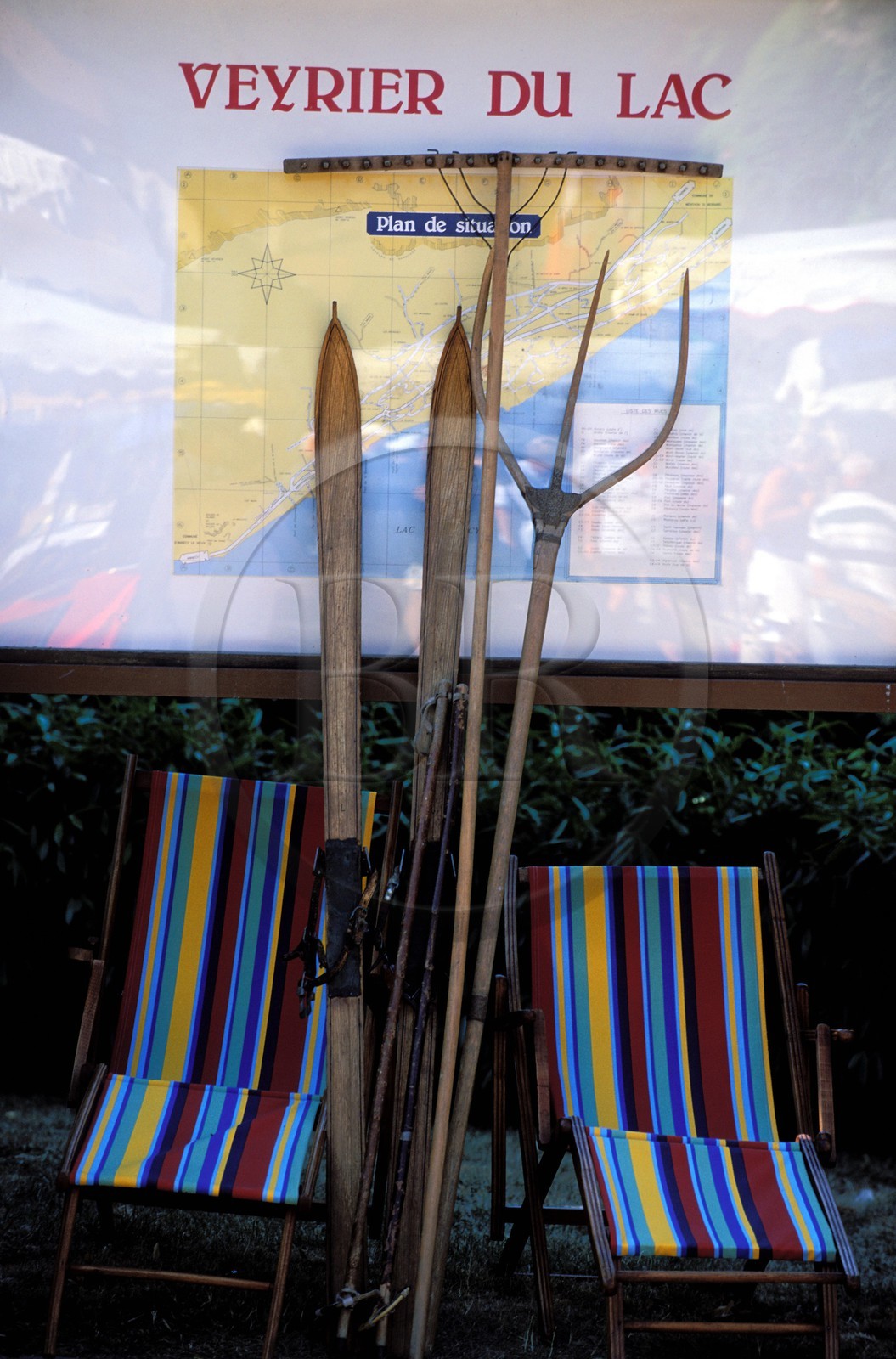 France, Haute-Savoie (74), Veyrier, sur les rives du lac d'Annecy, brocante sur la place du village