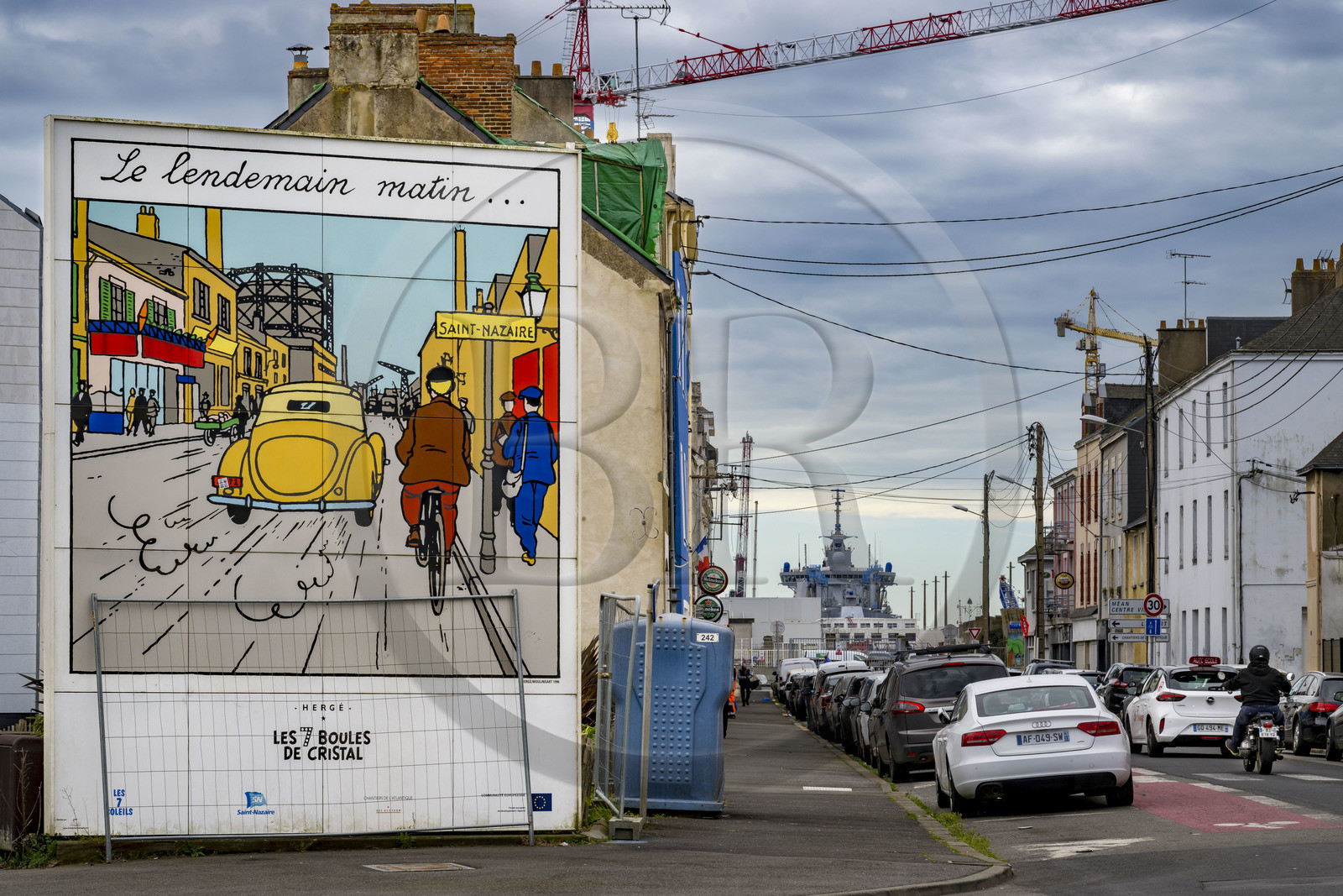 France, Loire-Atlantique (44), Saint-Nazaire, rue du quartier de Méan-Penhoët donnant sur le bassin, une des six fresques sur panneaux de métal émaillé reproduisant des vignettes de l’album de bande dessinée sur les lieux mêmes où se déroulent les aventures de Tintin