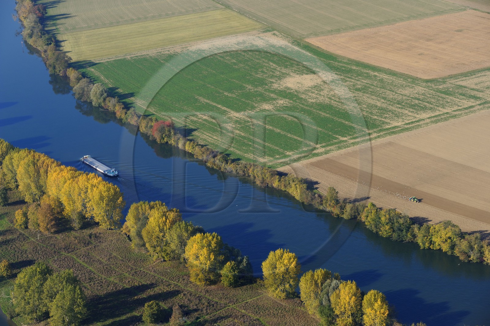 France, Eure (27), péniche sur la Seine vers Heudebouville, ile de Lormais (vue aérienne)