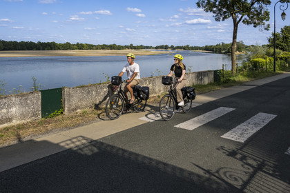 France, Maine-et-Loire (49), vallée de la Loire classée au Patrimoine Mondial par l'UNESCO, Gennes-Val-de-Loire, randonnée à bicyclette sur les berges de la Loire