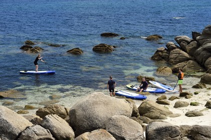 France,  Finistère (29), Fouesnant, Pointe de Beg Meil, groupe de vacanciers pratiquant le paddle