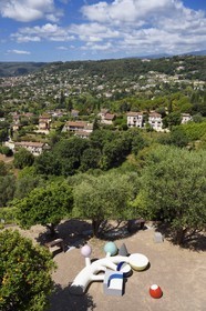 France, Alpes-Maritimes (06), Saint Paul de Vence, Biennale Internationale de Saint-Paul de Vence, Moon in the Tree (2018) oeuvre de Martine Feipel et Jean Bechameil