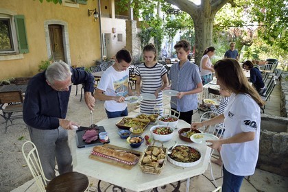 France, Var (83), Provence Verte, Bras, vers Saint-Maximin-la-Sainte-Baume, la maison d'hotes Le Peyrourier - une campagne en Provence, repas convivial