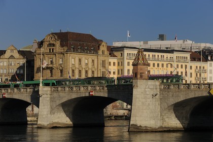 Suisse, Bâle, la Mittlere Brücke qui enjambe le Rhin et  l'Hôtel de luxe les Trois Rois