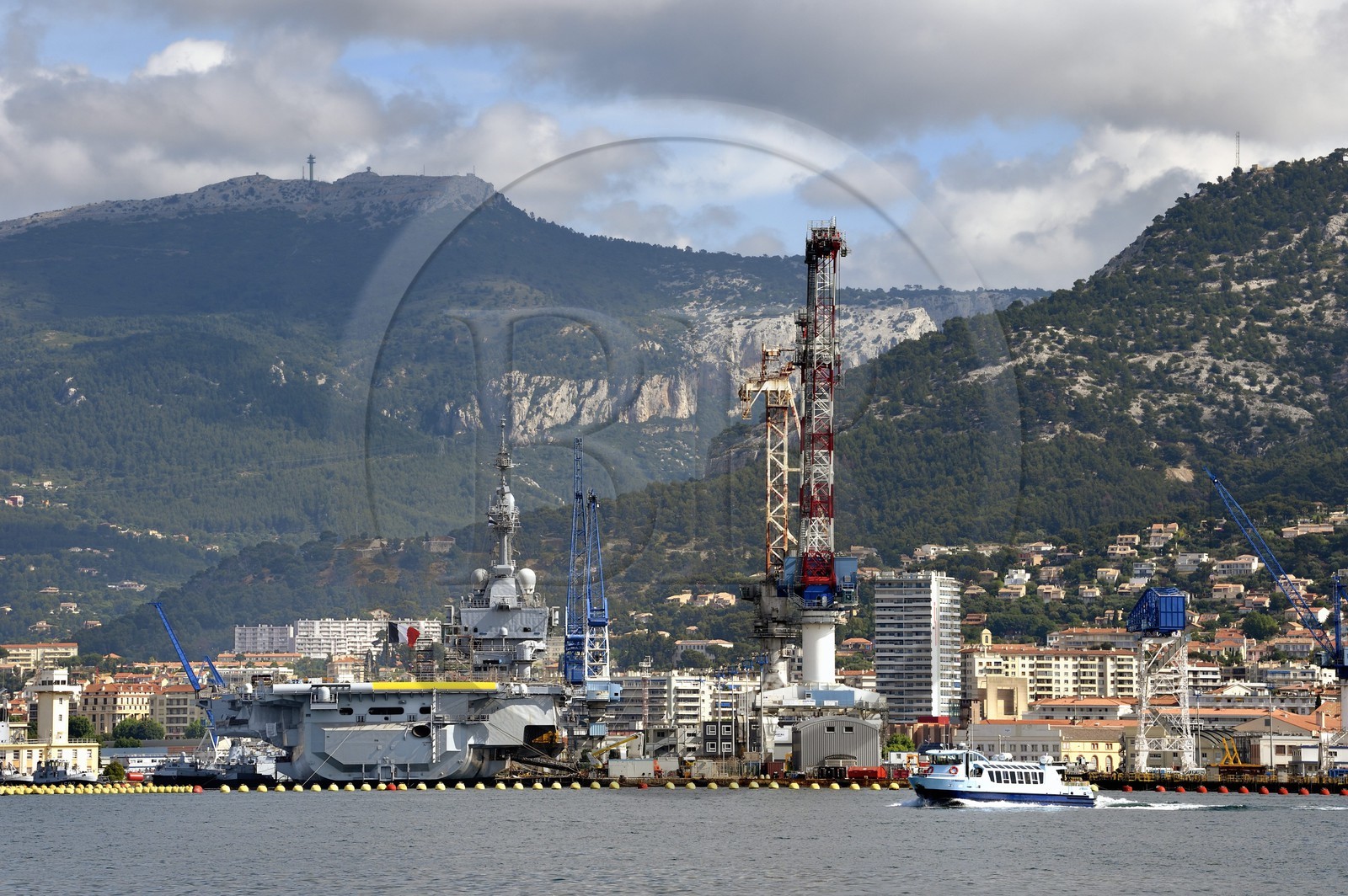France, Var (83), Toulon, la base navale (Arsenal), le porte-avions à propulsion nucléaire Charles de Gaulle en rénovation de mi-vie et le mont Caume en arrière-plan