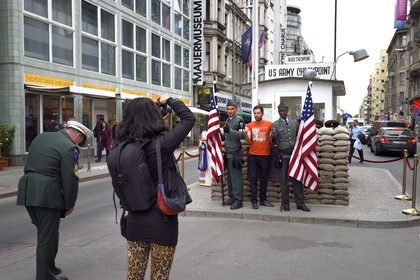 Allemagne, Berlin, quartier de Kreuzberg, Checkpoint Charlie, ancien lieu de passage entre l'est et l'ouest au temps du mur