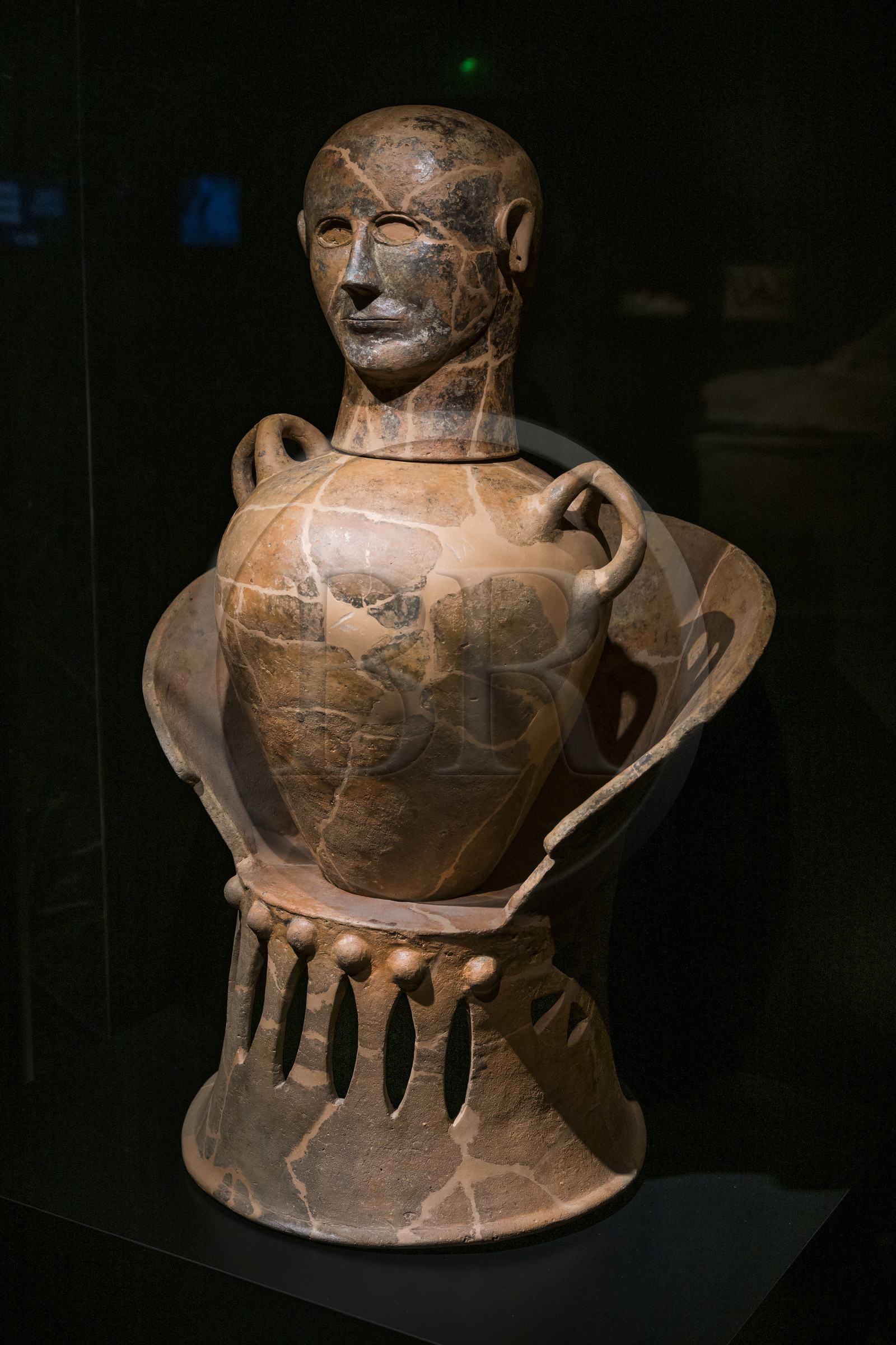 France, Gard (30), Nîmes, Musée de la Romanité, urne cinéraire anthropoide étrusque, vase canope en terre cuite à tête de d'homme sur un trone (Chiusi fin du VIIème siècle av. J.-C.)(exposition temporaire)