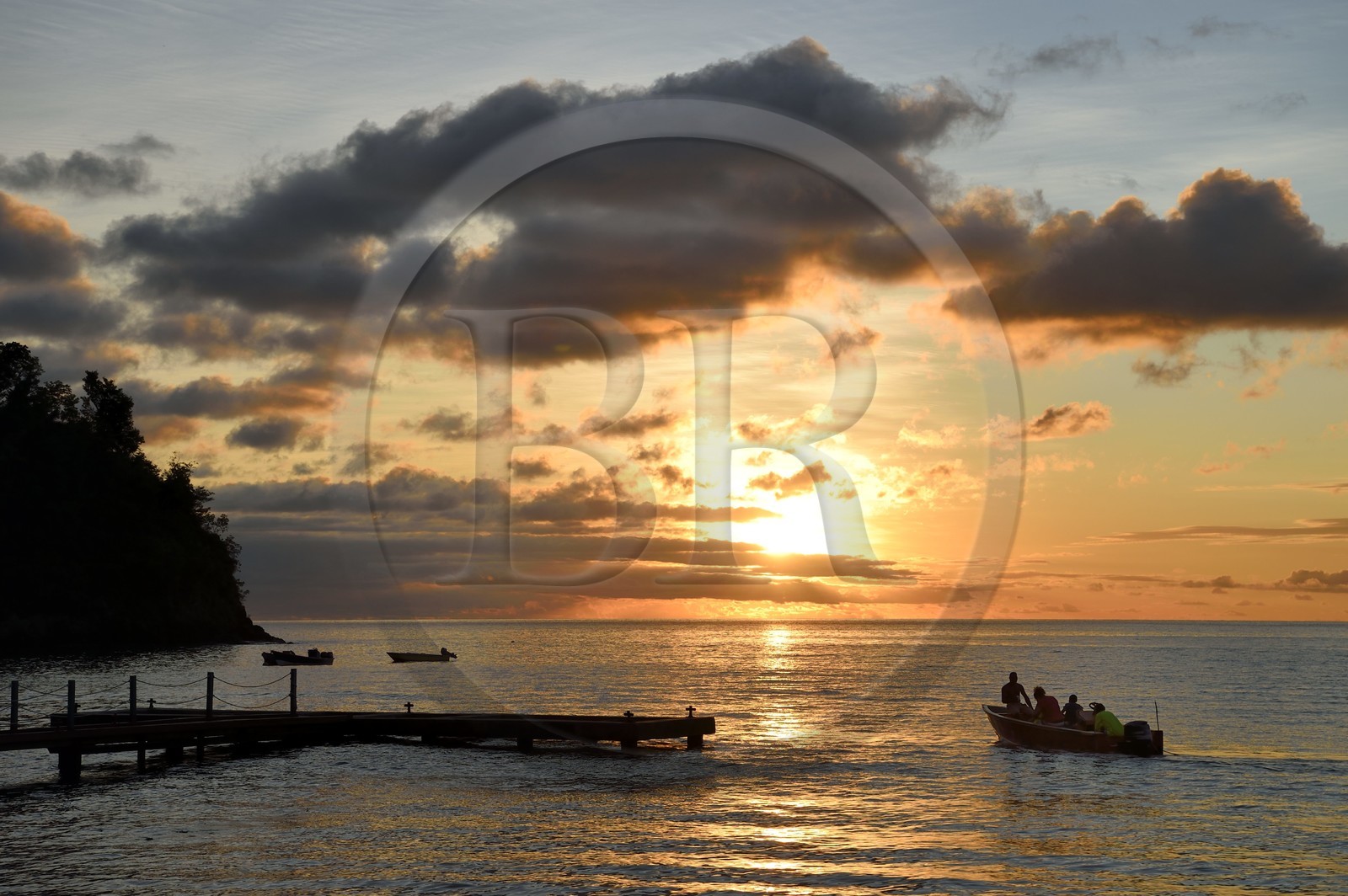 Caraïbes, Ile de la Dominique, Toucari Bay au nord de Portsmouth, arrivée au ponton