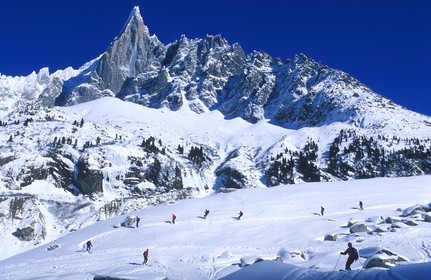 France, Haute-Savoie (74), vallée de Chamonix, skieur sur la Mer de glace aux pied de l'Aiguille verte dans la Vallée Blanche, Mont-Blanc