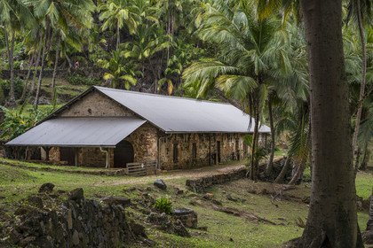France, Guyane, Kourou, Iles du Salut, Ile Royale, le magasin de la gestion du bagne au dessus de la piscine des bagnards