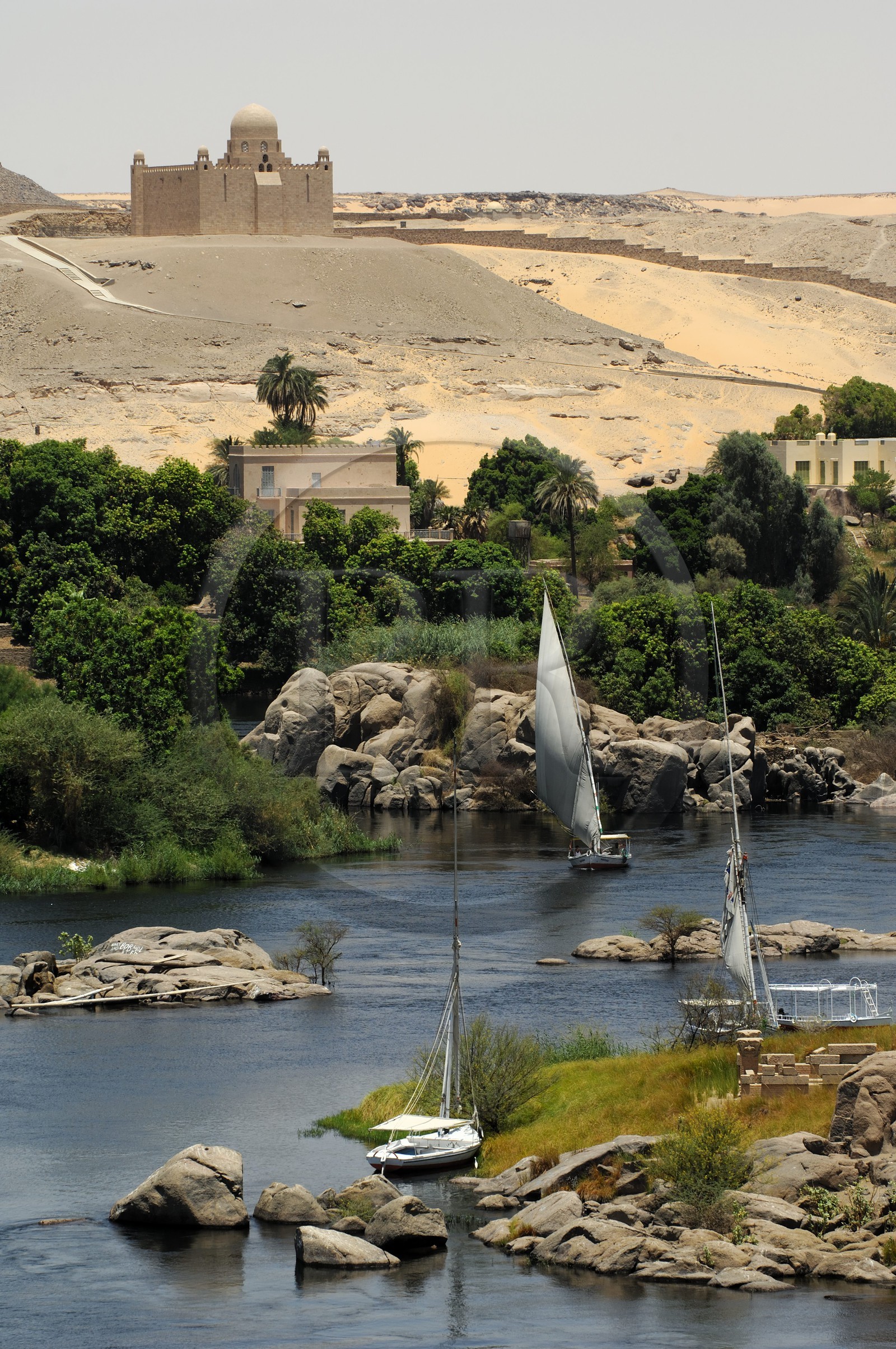 Egypte, Haute Egypte, vallée du Nil, Assouan, felouque sur le Nil et mausolée de l'Agha Khan sur la rive ouest