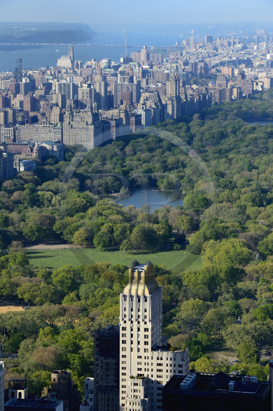Etats-Unis, New York, Manhattan, Central Park et la Hudson River, Trump Park building (ancien Barbizon Plaza Hotel) sur Central Park South au premier plan