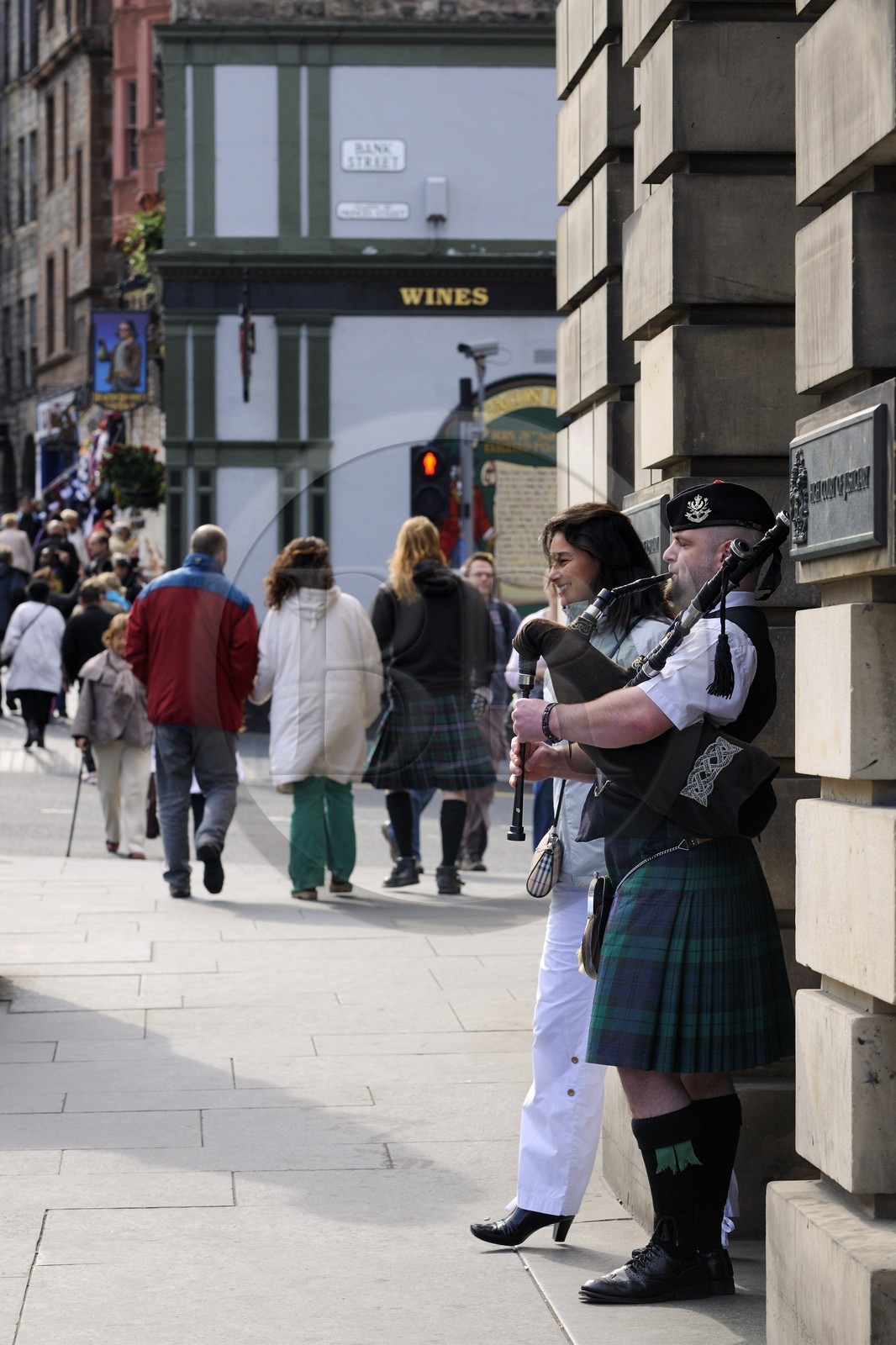 Royaume-Uni, Ecosse, Edimbourg, The Royal Mile, joueur de cornemuse dans High street