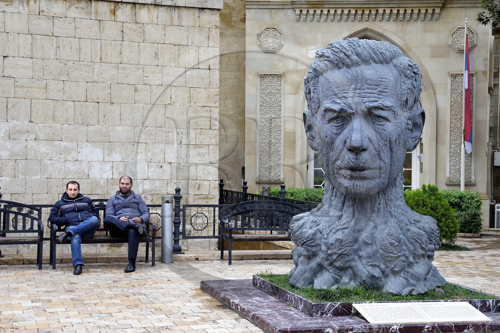 Azerbaïdjan, Bakou, vieille ville, classée au patrimoine mondial de l'UNESCO, buste en bronze du poète Aliaga Vahid