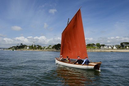 France, Finistère (29),  Bénodet, Anse du Trez, arrivée de la yole Poull Mousig dans l'estuaire de l'Odet