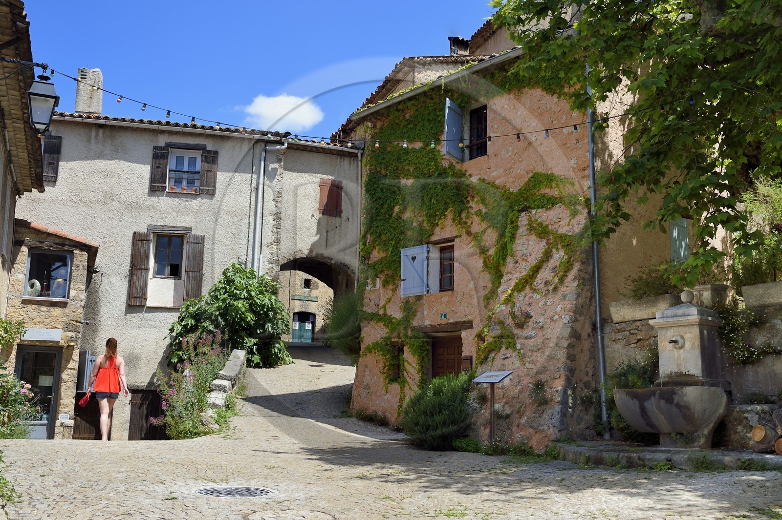 France, Var (83), La Dracénie, village de Tourtour, labellisé Les Plus Beaux Villages de France, fontaine et passage vers le moulin oléicole communal