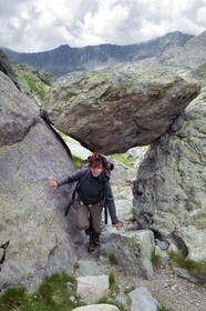 France, Alpes-Maritimes (06), parc national du Mercantour, Vallée des Merveilles sur le sentier de randonnée GR 52, Nicoletta Bianchi, docteur en préhistoire, auteur d’une thèse sur le contexte archéologique et chronologique des gravures protohistoriques de la région du Mont Bégo