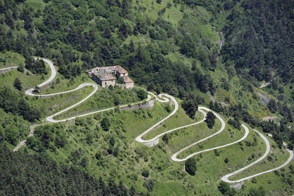 France, Alpes-Maritimes (06), Tende, la vallée de la Roya (arrière-pays niçois) depuis le Col de Tende et les lacets de l'ancienne route du Col de Tende ou passaient les mulets de la route du sel, ancienne auberge qui date de l'époque médiévale