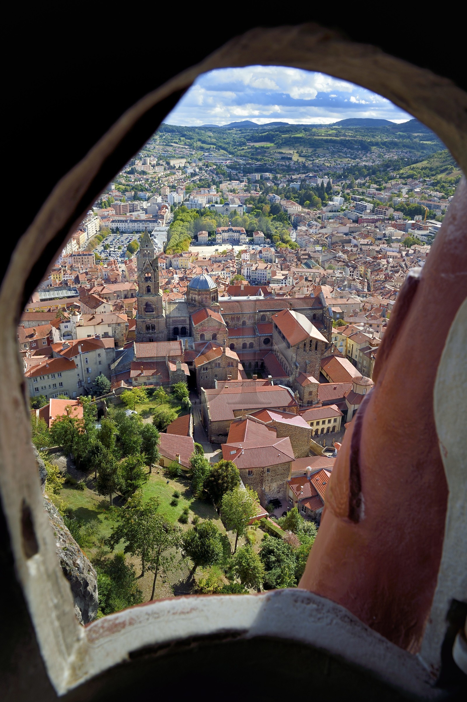 France, Haute-Loire (43), Le Puy-en-Velay, étape des chemins de Compostelle, la cathédrale Notre-Dame-de-l'Annonciation du XIIe siècle classée Patrimoine Mondial de l'UNESCO, vue depuis une fenêtre dans la statue de Notre-Dame de France au sommet du Rocher Corneille