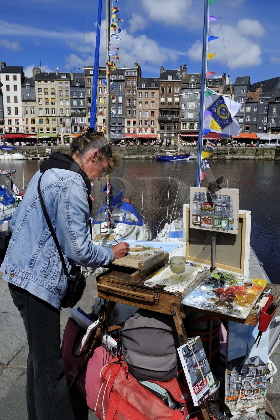 France, Calvados, Honfleur, the Vieux-Bassin (Old Basin), Sainte Catherine quay seen from the Saint-Etienne quay, professional painter