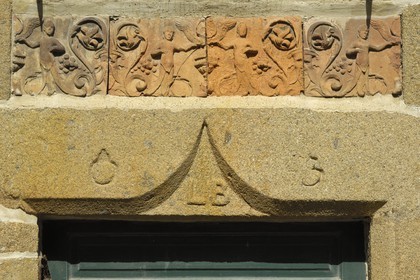 France, Manche (50), Granville, la Haute Ville, fronton d'une maison de la rue Saint-Jean